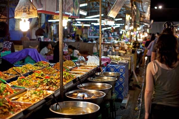 Không phải là quá lời khi cho rằng Thái Lan là thiên đường của các loại món ăn đường phố “ngon-bổ-rẻ”. Các món ăn đường phố được kiểm soát và đạt tiêu chuẩn vệ sinh khá cao.